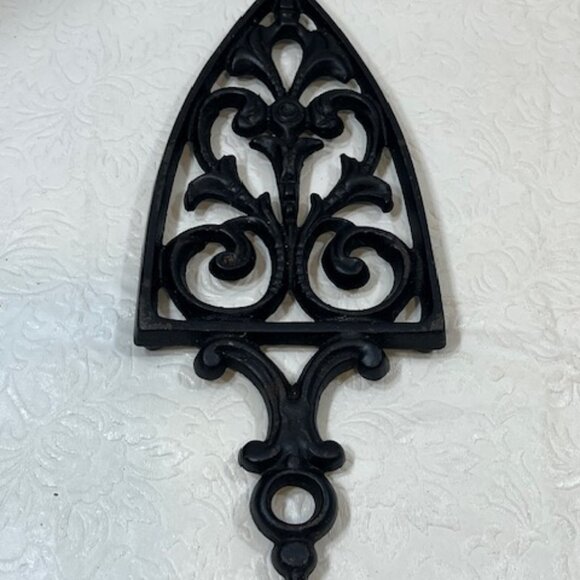 VTG Cathedral Cast Iron 3-Footed Trivet Pot Rest Dinner Serving Table 9"x4" - Picture 3 of 12